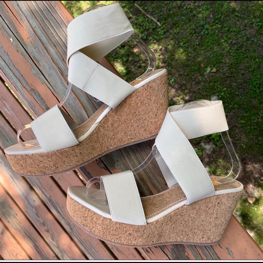 Volatile sandals